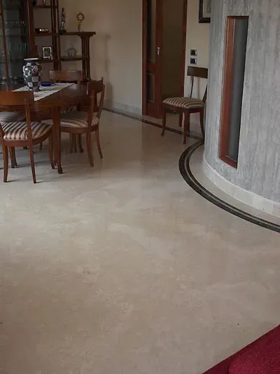 Sala da pranzo con pavimento in marmo chiaro