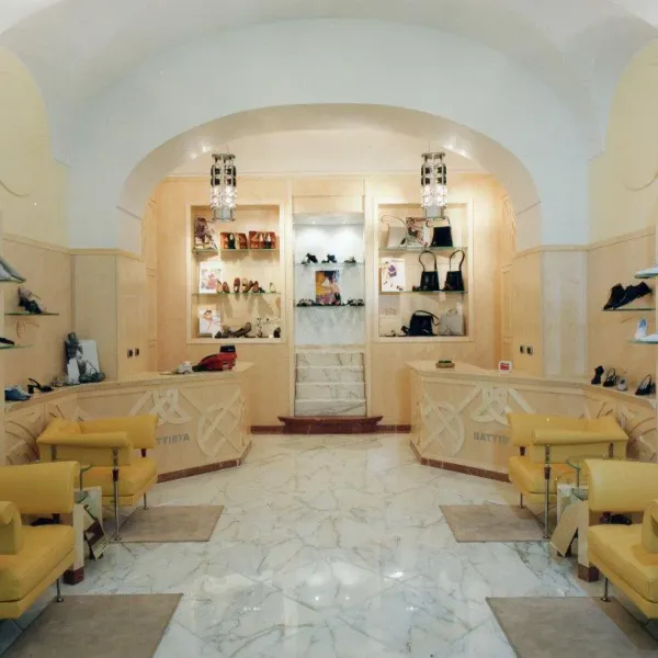 Showroom di calzature con pavimento e rivestimenti in marmo