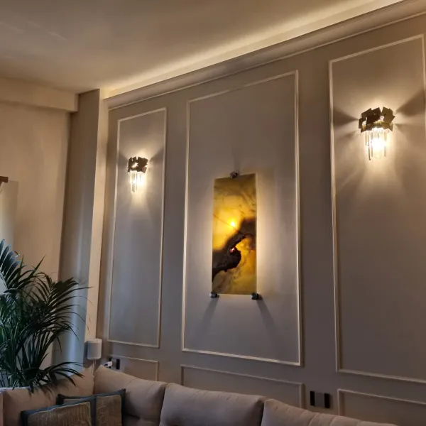Salotto con boiserie, applique e pavimento in marmo