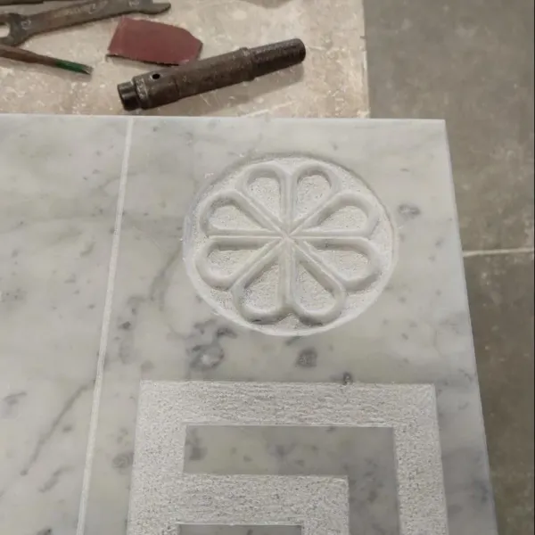 Lastra di marmo con rosone floreale intagliato