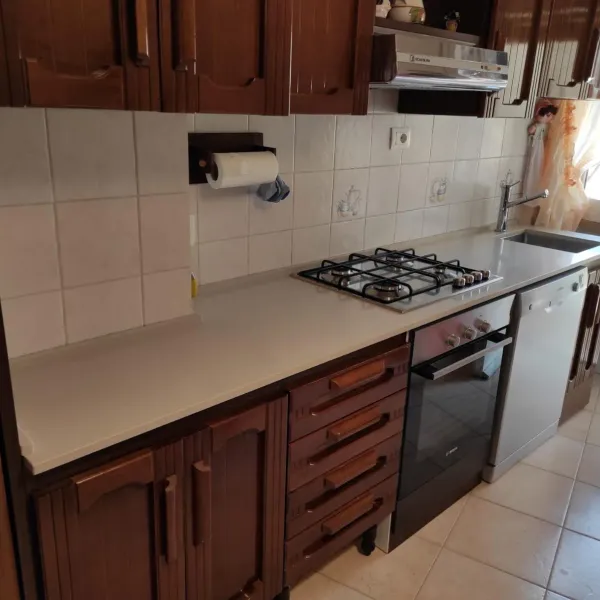 Cucina con piano di lavoro in pietra