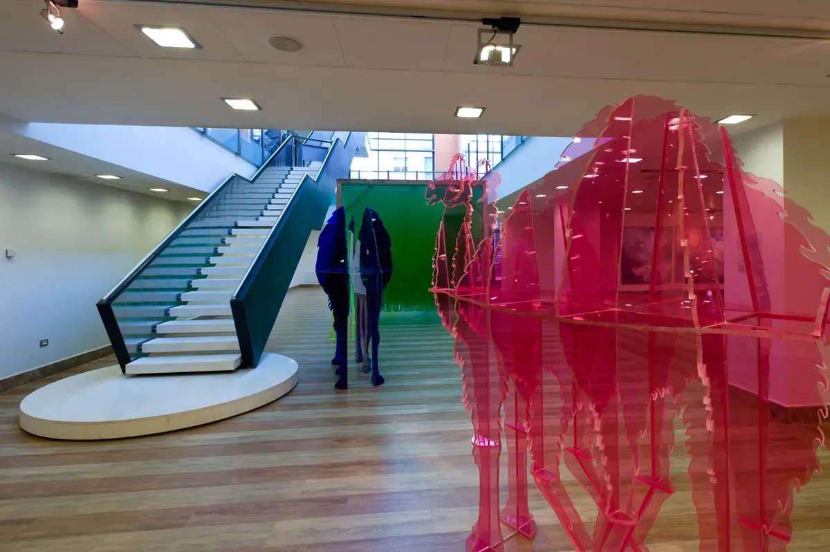 Installazione artistica con marmo e materiali innovativi